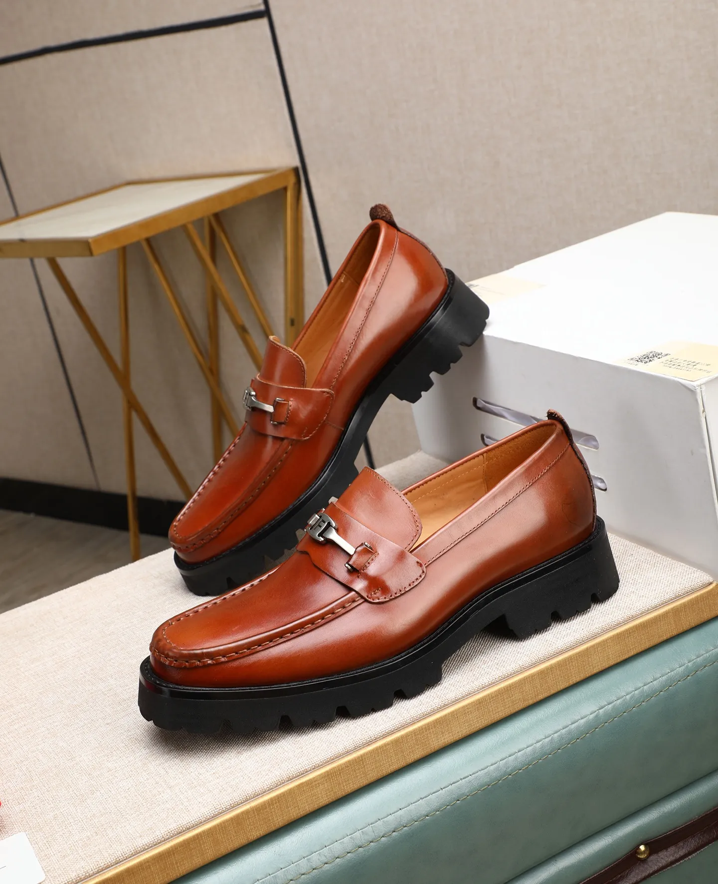 Men's shoes 💰500 📛📛(water-dyed cow lining) Salvatore Ferragamo high-end (Salvatore Ferragamo) is the top international luxury footwear brand. It comes from the fashion kingdom of Italy. It is famous all over the world for its traditional handmade design and novel styles...🚶🏻🚶🏻New suit shoes are available simultaneously at the counter. This model is purely handmade. The fabric is imported Italian calfskin➕soft water-dyed cowhide lining. Original authentic outsole🌀🌀Size: 38➖44.